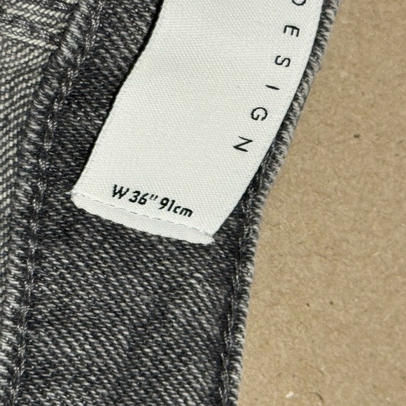 ASOS DESIGN MENS shorter length denim shorts in gray with rips and raw hem - Picture 4 of 6